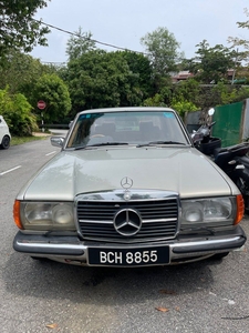 Mercedes Benz 200 / W123 MANUAL 1982/1985 SILVER