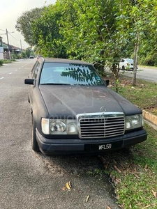 Mercedes Benz W124 230E with (WFL58)
