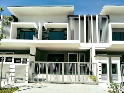 Puchong [Gaji RM4500 Can Apply ] Freehold Double Storey 22x70