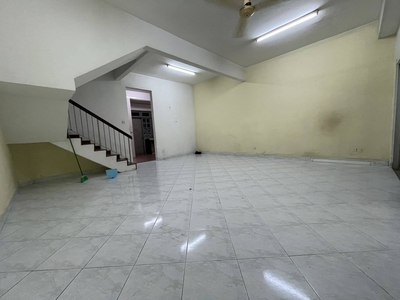 Nice location near LRT Station 2 sty puchong prima Freehold Unit