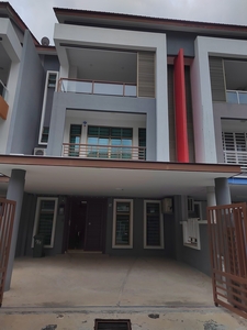 Kota syahbandar / Kota laksamana 3 Storey Terrace 24x70 non bumi Airbnb condition for sell