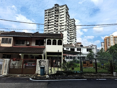 Tmn Bukit Indah corner house with huge land & redevelopment potential.