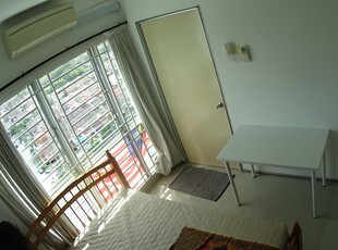 Female only [MRT Kampung Batu] medium room 3️⃣ for rent