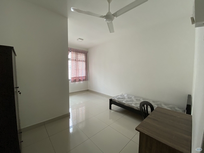 Medium Room for Rent in Townhouse near Mahsa College (Desa Saujana 2)