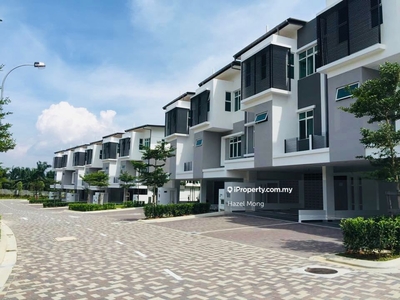New 3storey terrace mature area right beside Mex highway