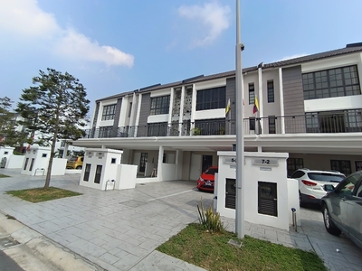 Unfurnished townhouse for rent available now at Sepang area!