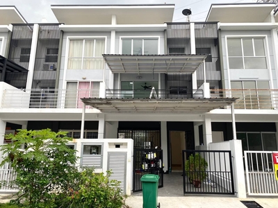 RENOVATED 3 Storey Terrace Bayu Height 2, Seri Kembangan