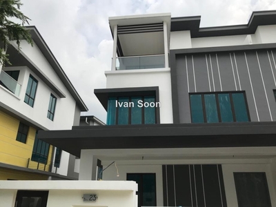 3 storey Semi D house with renovation at Setia Utama setia alam