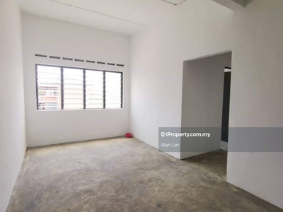 Pulai Utama Flat 3 bedrooms unit For Sale @ with Newly Touchup
