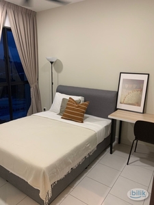Air cond Middle Room at Astetica Residences, Seri Kembangan.5 min Walking distance to The mines Shopping mall, and KtM serdang