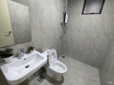 Master room with bathroom at Wangsa Maju. Privacy. Free Wifi. 5min walk LRT Sri Rampai & Wangsa Walk Mall & AEON. Near KLCC/KL Sentral/Ampang Park