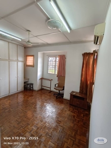 Master room with Private bathroom/Nearby Taipan, LRT /5 mins driving distance to Bandar Sunway