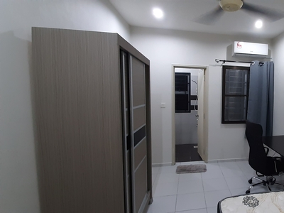 Middle Room with private bath room at Nusa Bayu, Iskandar Puteri