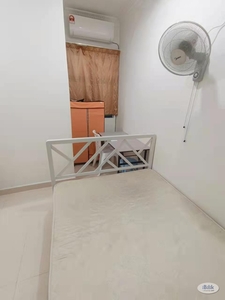 Middle Room with window/ 5 mins driving distance to Setia City MAll & Top Gloves