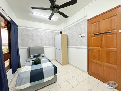 Palm Spring - Small room to rent - Nearby One Utama - MRT surian
