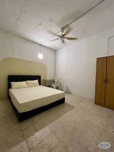 Single Room (Queen size bed) at landed house Section 17, Petaling Jaya