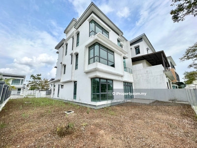 Horizon Hills 3 Storey Canal View Semi Detached House For Sale