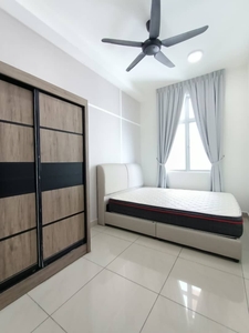 Larkin Perdana Female House Room for Rent