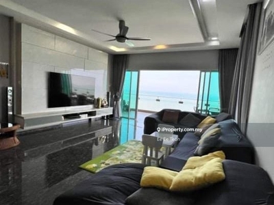 With 3 car parks, high floor sea view