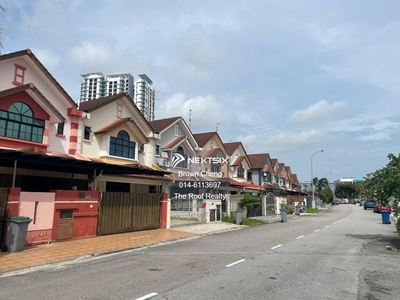 Bukit Indah Superlink house Double Storey (24ft x 85 ft, 5rooms, 3 baths) with Simple Renovated GOOD CONDITION