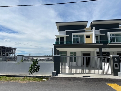 Double Storey Corner Lot with Land (RM2000 monthly)