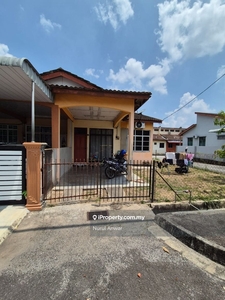 End Lot. Single Storey Terrace House with Extra Land.