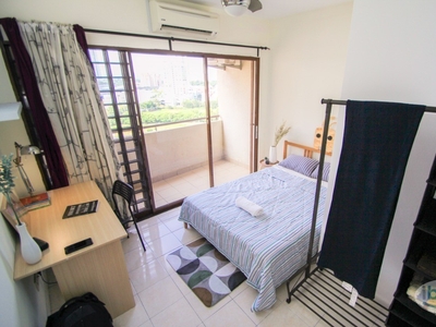 Fully Furnished Balcony Queen bedroom at Palm Spring @ Kota Damansara