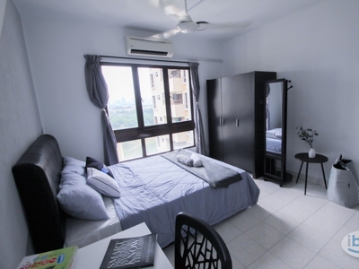 Fully Furnished Master room with private bathroom at Palm Spring @ Kota Damansara