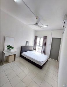 Nice Master bedroom with private bathroom at Residensi Laguna condo, Bandar Sunway