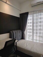 Female Single cosy room with balcony at residensi kehijauan, shah alam