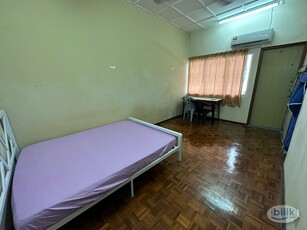 1 Month Depo SS18, Subang Jaya Middle Attached Bathroom 5 Minute Walking Distance To LRT