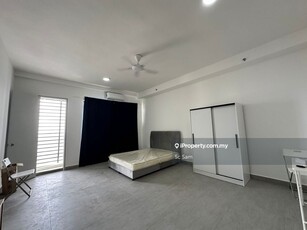 Fully furnished studio with full facilities and short walk to Mall