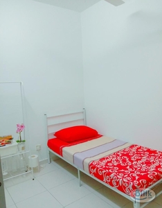 Middle Room at Blok E, Mentari Court 1, Bandar Sunway
