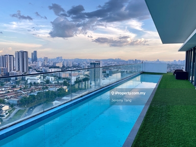 Penthouse with Long Private Rooftop Pool and Open Views of KLCC and PJ