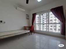 AIRCOND MEDIUM ROOM SETIA ALAM, 100MBPS Wifi, Weekly Cleaning Service