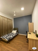 (FREE JUNE RENTAL MOVE IN IMMEDIATELY!!!) MIDDLE BEDROOM FOR RENT IN PARAMOUNT UTROPOLIS SHAH ALAM