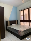 Fully Furnished Original Middle Queen Size Bed Room at Palm Spring, Kota Damansar Walking Distance to Mrt Surian.