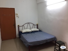 Middle Room at Bandar Sunway, walking distance to Sunway & Monash University