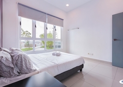Middle Room at Tropez Residences, Danga Bay