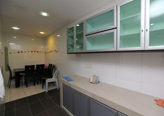 Middle Room at USJ 13, with private kitchen and private bathroom. Aircon available
