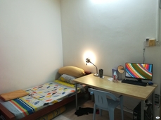 Middle Room (With Aircond)_Seksyen 17 (Landed with Parking)_RM 390
