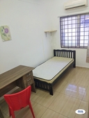 PJS 7/2 : 5 mins to Sunway Pyramid | Fully Furnished Single Room with Air-Conditioner + External Windows