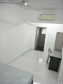 PJS10/16 - Spacious Master Bed Room For Rent with Queen Size Bed (Double Storey Landed House)