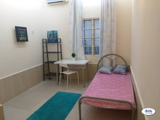 Room in bungalow just 8 min walk away from Taman Bahagia Lrt station