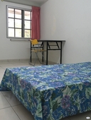 Ventilated Bright Clean Middle Room at Seputeh, Kuala Lumpur