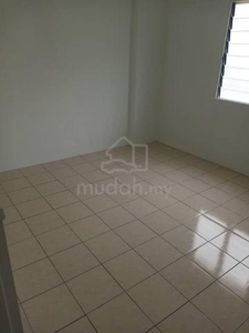 DESA PUTRA APARTMENT 3-rooms Partly Renovated 650sf 1-Carpark Near QB