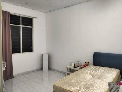 Pulau Gadong Perdana Middle Room to Rent