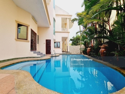 3 storey bungalow with pool &facing golf course