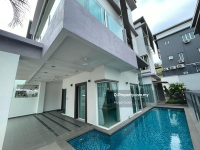 Come with Private Pool/Lift, Spacious Freehold 6 Rooms Semi-D