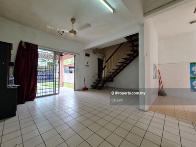 Well kept condition, close to school, shop, easy access, convenient